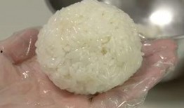 爆料饭团的吃法视频,视频曝光，美味瞬间升级！